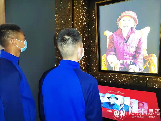 觀看邊縱七支隊老戰(zhàn)士采訪視頻。王杰攝