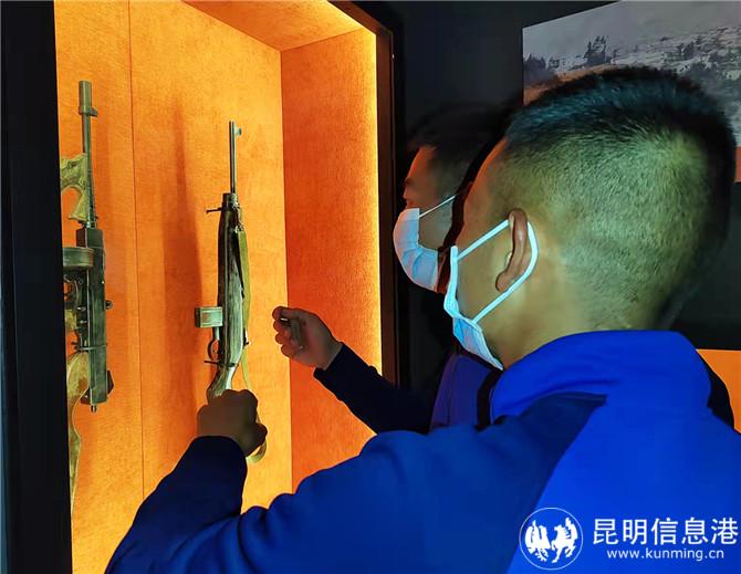 觀看館藏文物。王杰攝