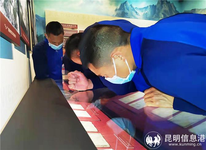 仔細觀看歷史文獻資料。王杰攝