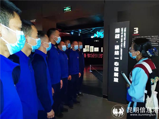 指戰(zhàn)員認真聆聽講解。王杰攝