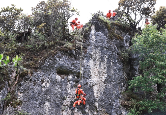 懸崖向上救援。王杰攝