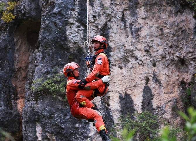 T型救援受困人員。王杰攝