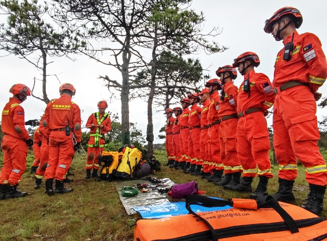 搭建繩索系統(tǒng)前準備與分工。馬杰璋攝