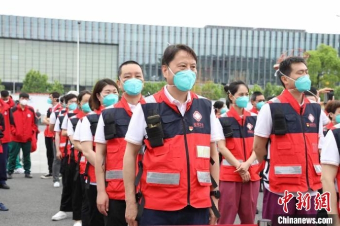 （上海戰(zhàn)疫錄）援滬醫(yī)療隊陸續(xù)踏上返程：同心抗疫平安回鄉(xiāng)