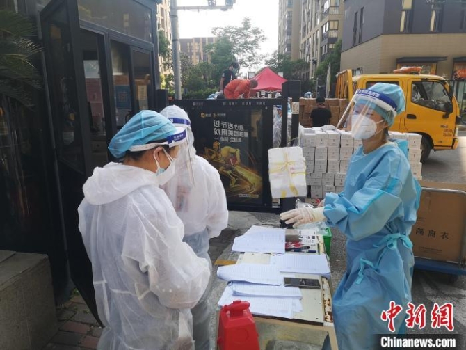 嘉定區(qū)馬陸鎮(zhèn)崇文社區(qū)黨支部書記、居委會主任潘曉喆(右)正在工作 受訪者供圖