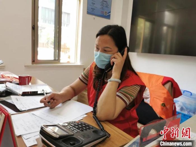 金山區(qū)楓涇鎮(zhèn)楓陽居民區(qū)黨總支書記葉彩鳳正在電話溝通 受訪者供圖