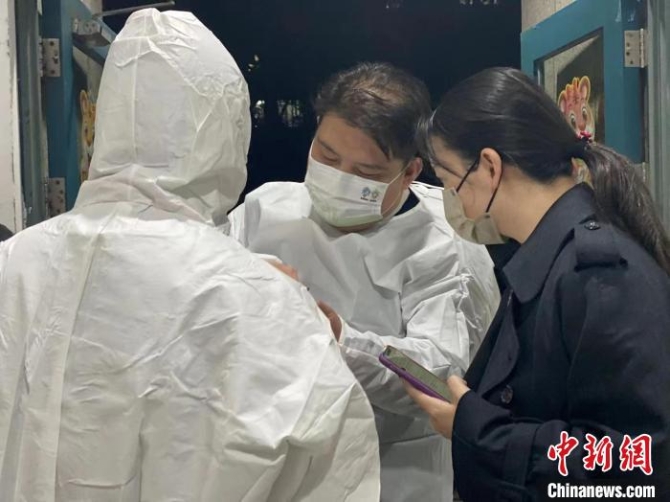 浦東新區(qū)塘橋街道龍園居民區(qū)黨總支書記萬添杰(中)正溝通工作 受訪者供圖