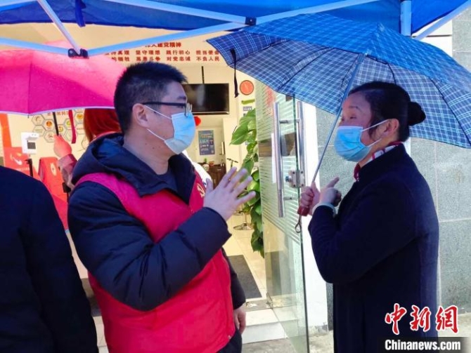 金山區(qū)山陽鎮(zhèn)金灣居委會書記陳鋒(左)正在跟居民溝通 受訪者供圖