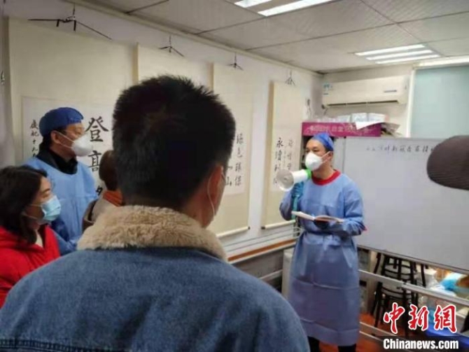 長寧區(qū)天山河畔花園居委書記宋鍵(右)正在布置工作 受訪者供圖