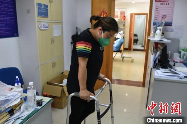 黃浦區(qū)五里橋街道瞿中居民區(qū)黨總支書記計玉芳撐著輔助器 受訪者供圖