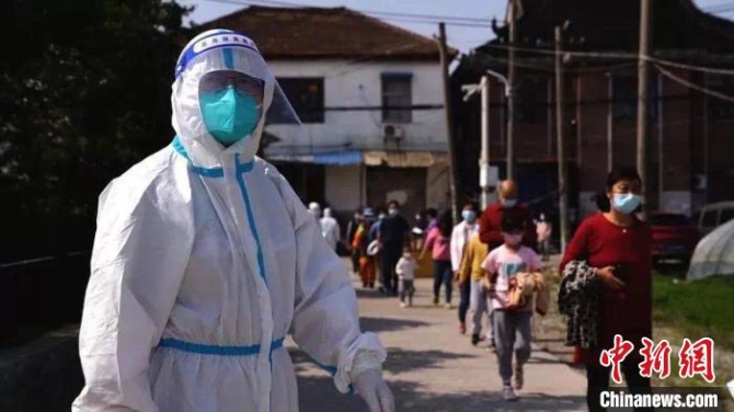 嘉定區(qū)江橋鎮(zhèn)新江村黨總支書記孫廉正在維持秩序 受訪者供圖