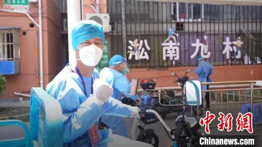 寶山區(qū)淞南鎮(zhèn)淞南九村第二居委會黨總支書記蘇澔翔正在工作 受訪者供圖