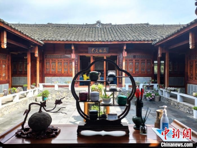 萬峰林本心堂一隅?！∈〗?攝