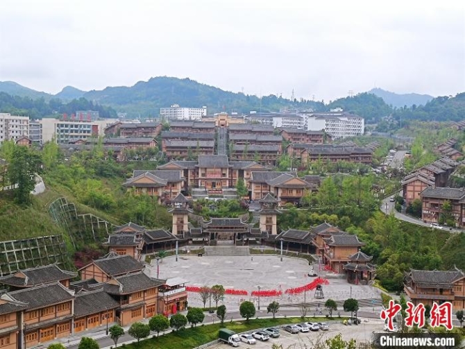 阿妹戚托小鎮(zhèn)一隅?！∈〗?攝