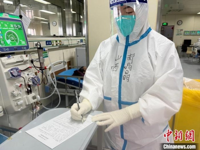 山西援滬醫(yī)療隊千里奔赴，只為上海本色回歸。圖為醫(yī)療隊員正在工作中?！∩轿髟疁t(yī)療隊供圖