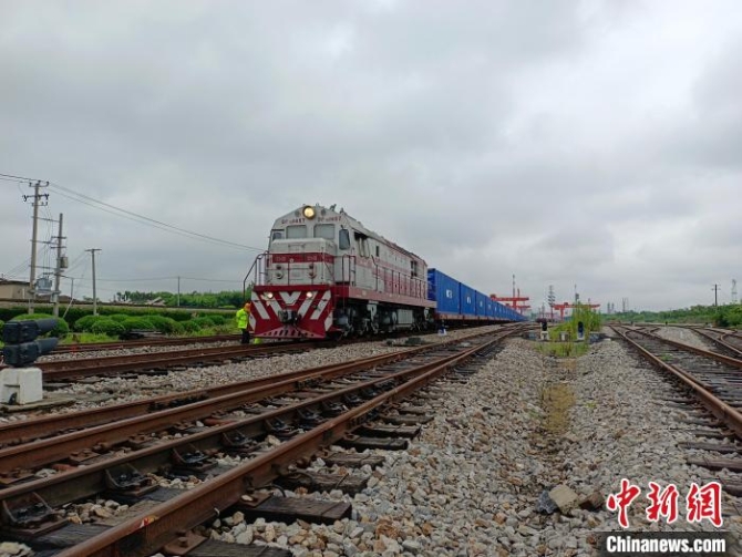5月29日下午，搭載著49個(gè)集裝箱機(jī)械設(shè)備的“中歐班列-上海號”從上海閔行站出發(fā)?！|方絲路 供圖