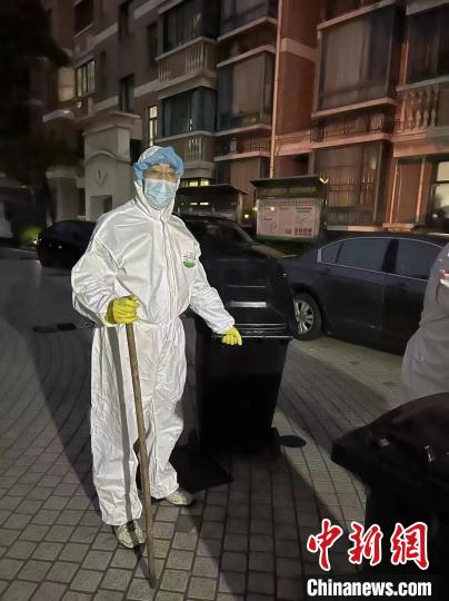 殷玉麒堅(jiān)持在收取垃圾的一線?！∈茉L者供圖