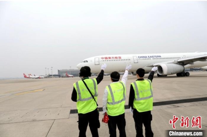 （上海戰(zhàn)疫錄）一天12班包機山西援滬1645名醫(yī)護人員返程