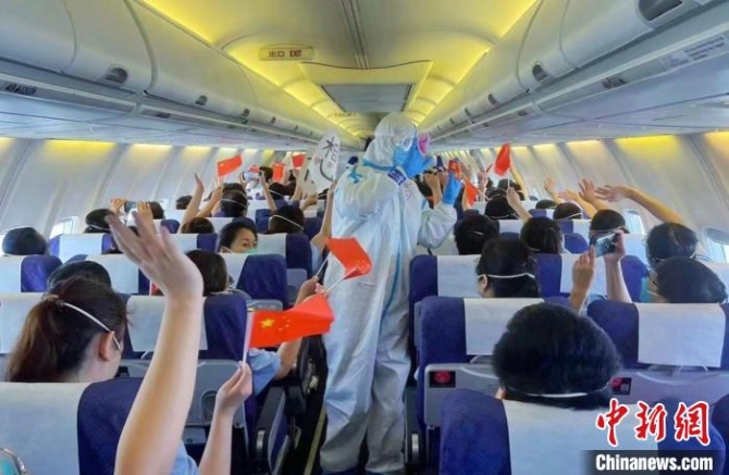 援“滬”山西醫(yī)療隊1645名醫(yī)護人員返程 東航供圖