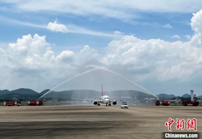 廣西在南寧吳圩國際機場舉行歡迎儀式，迎接廣西醫(yī)療隊凱旋?！⊥跻?攝