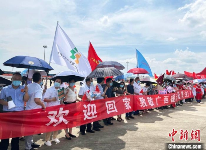 圖為親友團在機場迎接廣西援滬醫(yī)療隊?！⊥跻?攝
