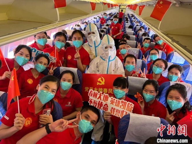 南航機組人員與醫(yī)療隊合影，歡迎他們回家?！埻?攝