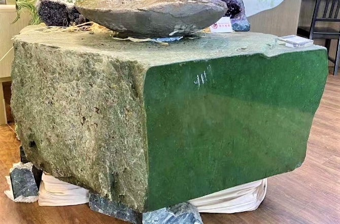 加拿大碧玉體塊碩大.jpg