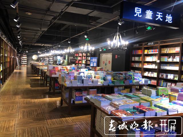 在世界書局體驗閱讀的自律感 春城晚報-開屏新聞記者 閔楠 秦蒙琳 李春麗 馬楠 蔣瓊波 崔敏 攝影報道