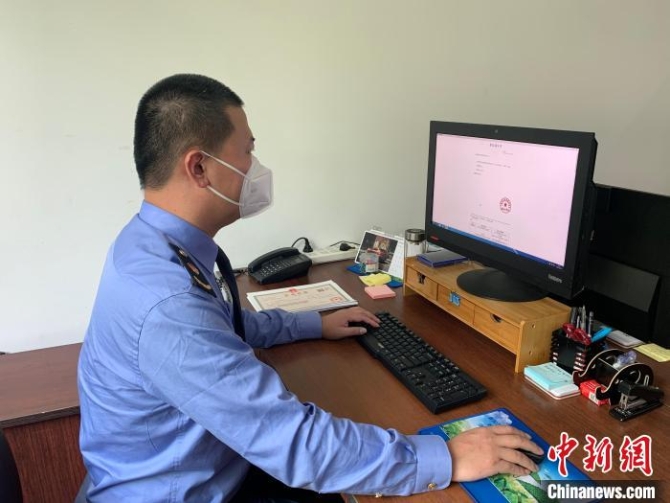 (上海戰(zhàn)疫錄)上海出臺(tái)“12條”登記便利化措施用政策“加減法”助企業(yè)全力以“復(fù)”