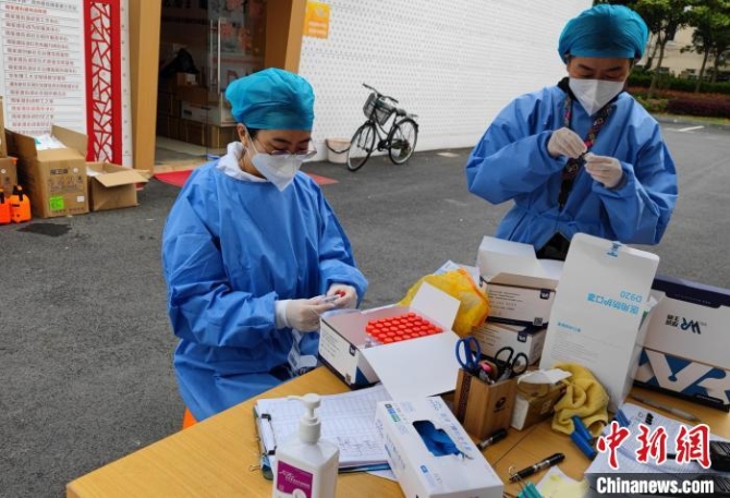 圖為李慧娟進(jìn)行核酸檢測(cè)準(zhǔn)備?！∈茉L者供圖