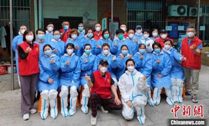 圖為志愿者團(tuán)隊(duì)合影?！∈茉L者供圖