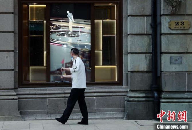 店員為恢復(fù)營(yíng)業(yè)做準(zhǔn)備?！珡┛?攝