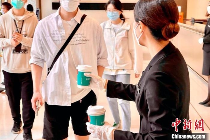 BFC外灘金融中心寫字樓為復(fù)工租戶提供暖心咖啡?！?fù)星供圖