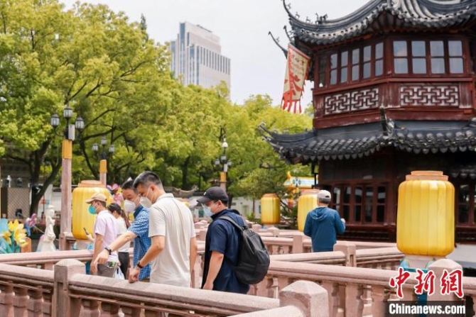 豫園商城全面復(fù)工，市民實(shí)名預(yù)約入園后，走上久違的九曲橋?！?fù)星供圖