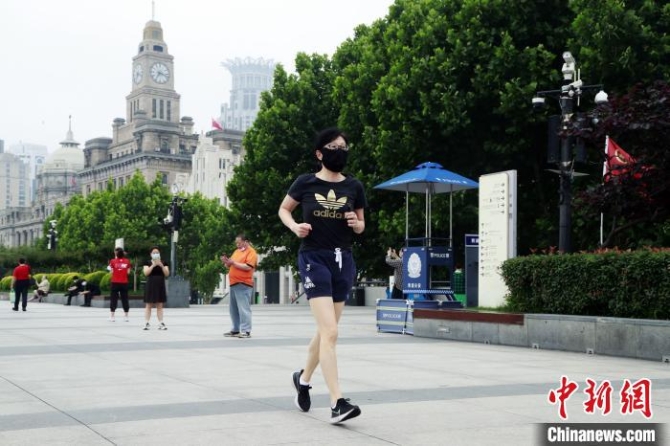 跑步的市民說(shuō)：“兩個(gè)月沒(méi)跑了，第一跑一定要到外灘?！?湯彥俊 攝