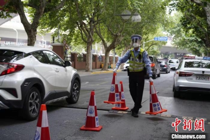 （上海戰(zhàn)疫錄）上?！爸貑ⅰ笔兹眨涸绺叻褰煌ㄆ椒€(wěn)警方持續(xù)保持高等級勤務(wù)