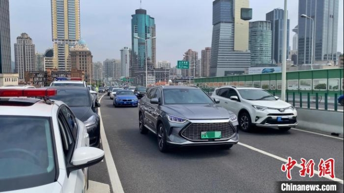 當(dāng)日，早高峰車流量較疫情期間明顯上升，約為疫情前工作日早高峰的六成左右?！∩虾＞焦﹫D