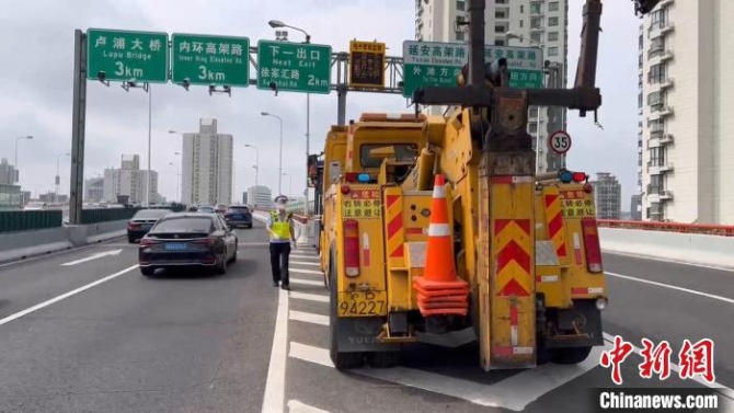 上海公安機(jī)關(guān)持續(xù)保持社會面高等級勤務(wù)，維護(hù)城市安全有序運行。　上海警方供圖