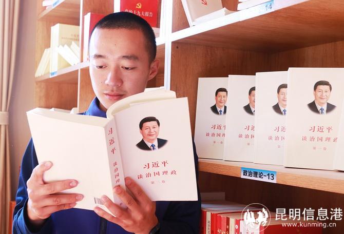 閱讀書籍。王杰攝