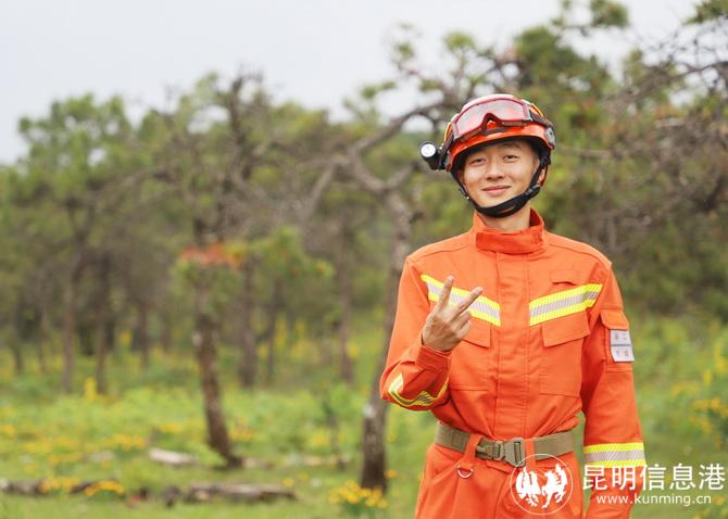 身著橙色救援服的何彬。楊杰高