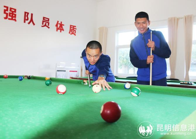 何彬與戰(zhàn)友共同娛樂。王杰攝