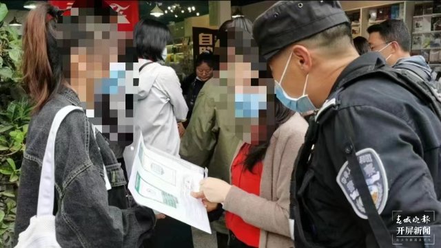 考生入場材料信息不全 昆明特警緊急幫助護(hù)入考場（馬雯 攝影報道）