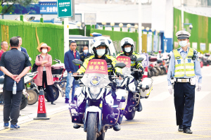 昆明騎警為考生護(hù)航。 記者王俊星攝
