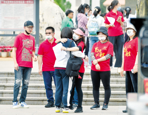 老師為考生加油。 記者王俊星攝