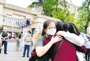 考生與家長(zhǎng)擁抱在一起。