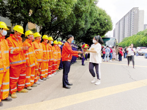 考生送花感謝防汛隊(duì)員。 通訊員張淵攝