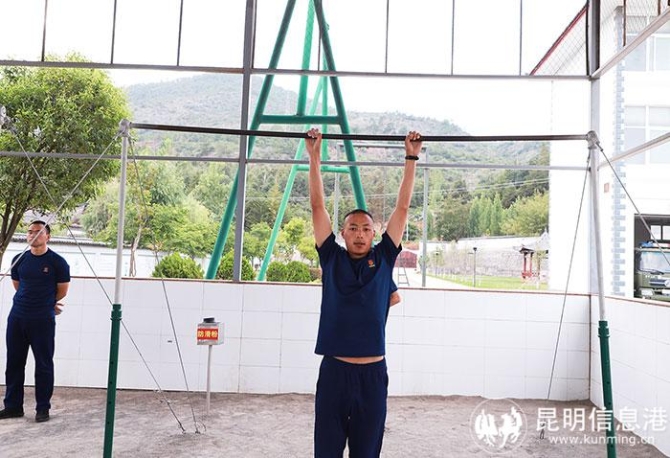 馬繽參加中隊(duì)器械會(huì)操