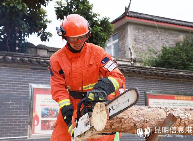 馬繽進(jìn)行滅火綜合演練考核
