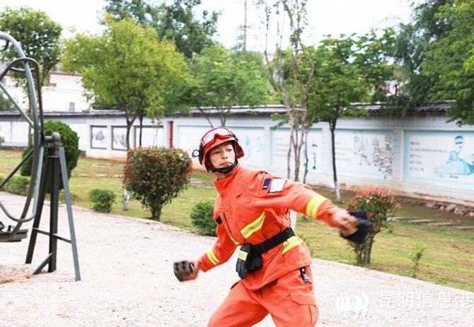 馬繽投擲滅火彈