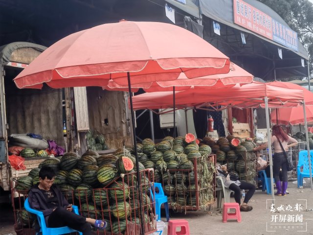 昆明西瓜價格(開屏新聞記者 夏體雷 攝)